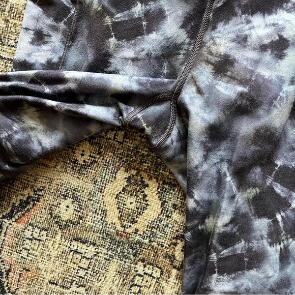 Athleta Salutation Stash pocket II print 7/8 leggings - Picture 3 of 4